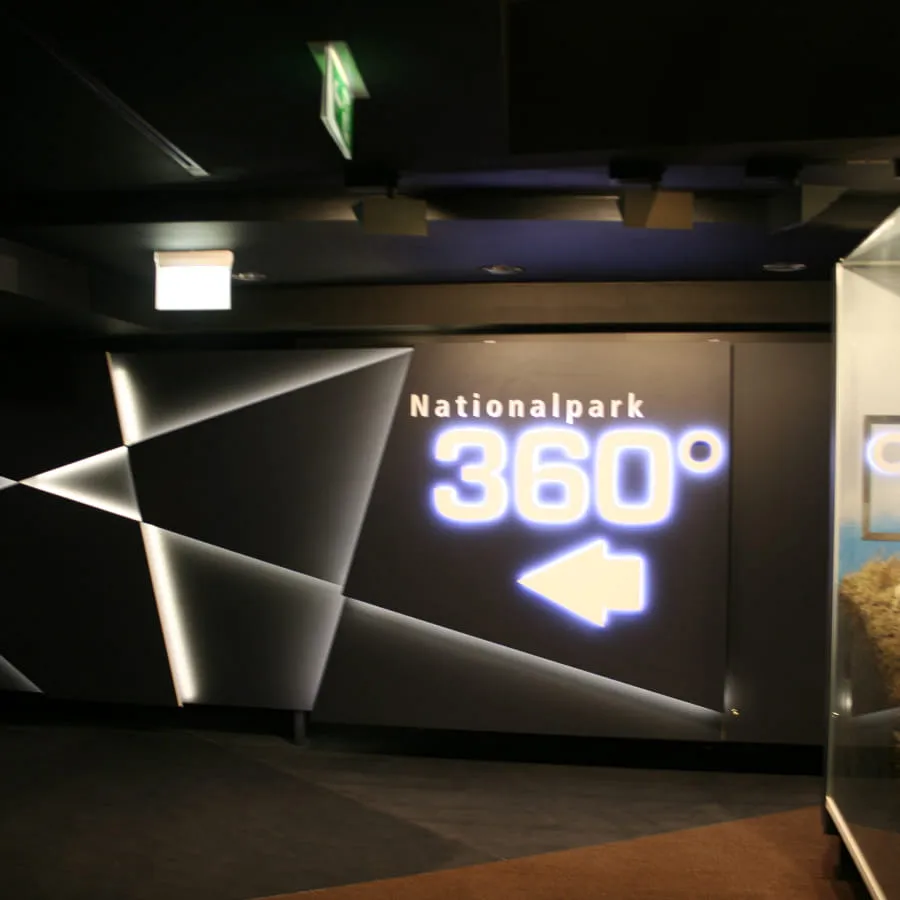 Schwarzer Raum mit 360° Nationalpark Anzeige und Ausstelldisplay