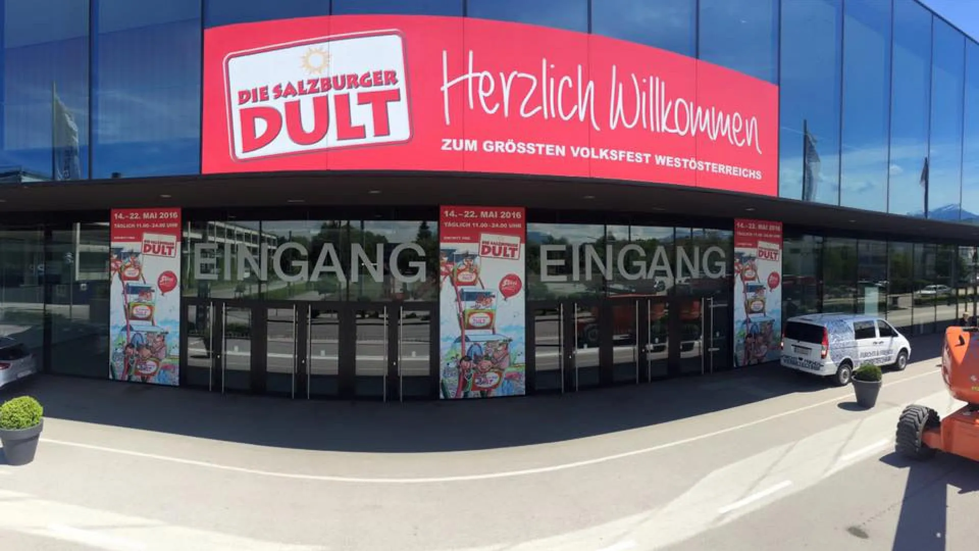 Eingang zur Salzburger Dult mit Willkommenstafel