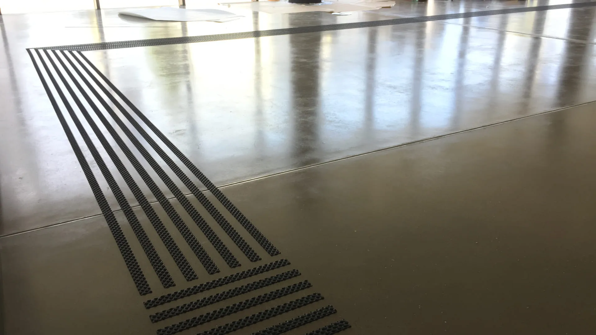 Boden mit Linien und rutschfester Oberfläche