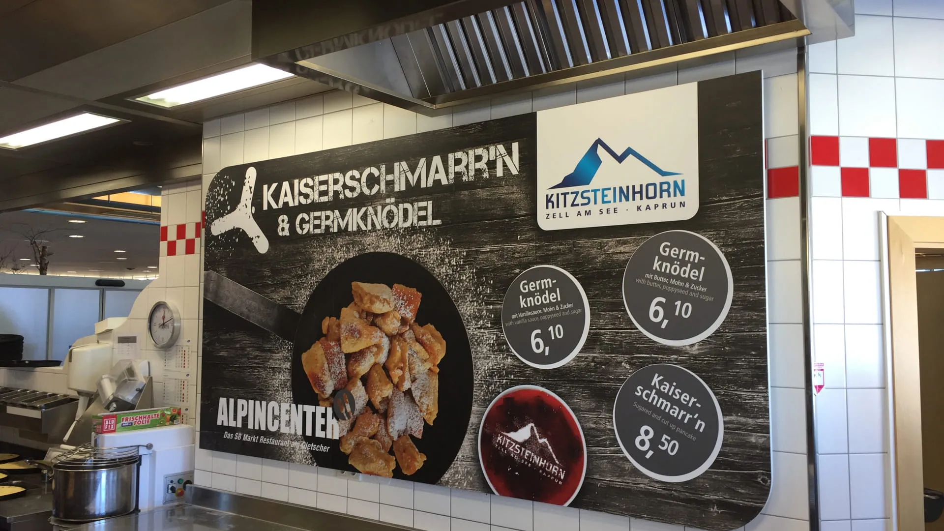 Schild mit Kaiserschmarrn und Germknödel im Restaurant
