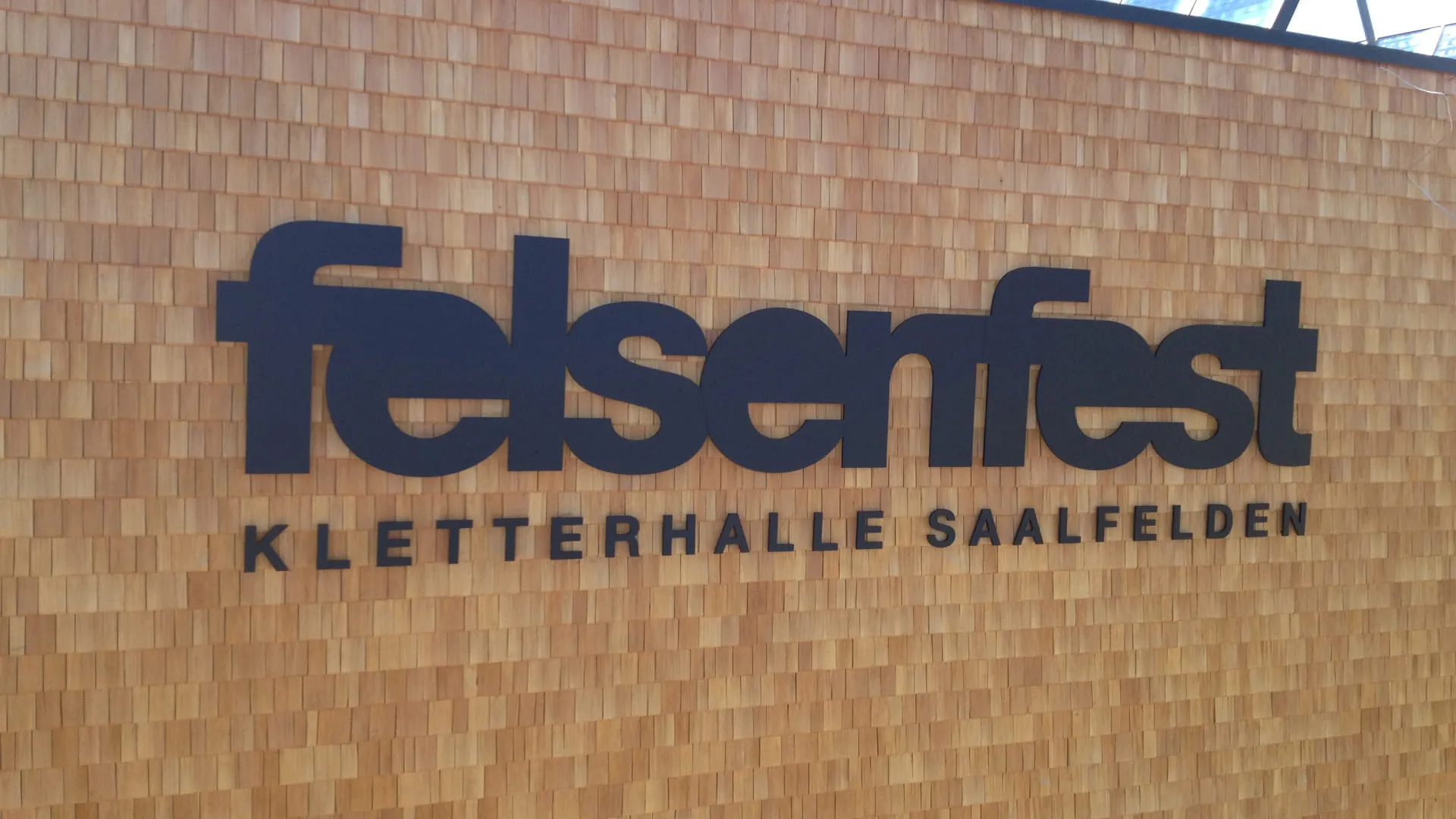 Schild der Kletterhalle Saalfelden mit dem Namen Felsenfest
