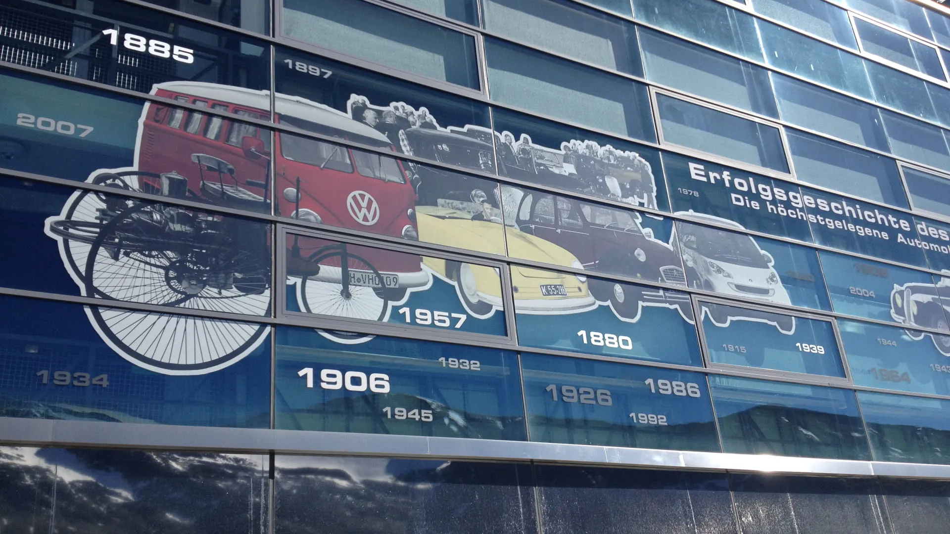 Darstellung historischer Fahrzeuge auf Gebäudewand