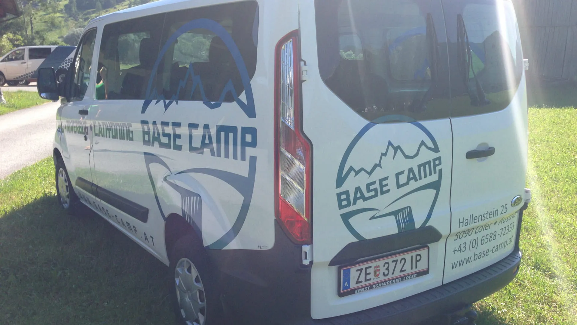 Fahrzeug mit Aufschrift 'BASE CAMP' in landschaftlicher Umgebung