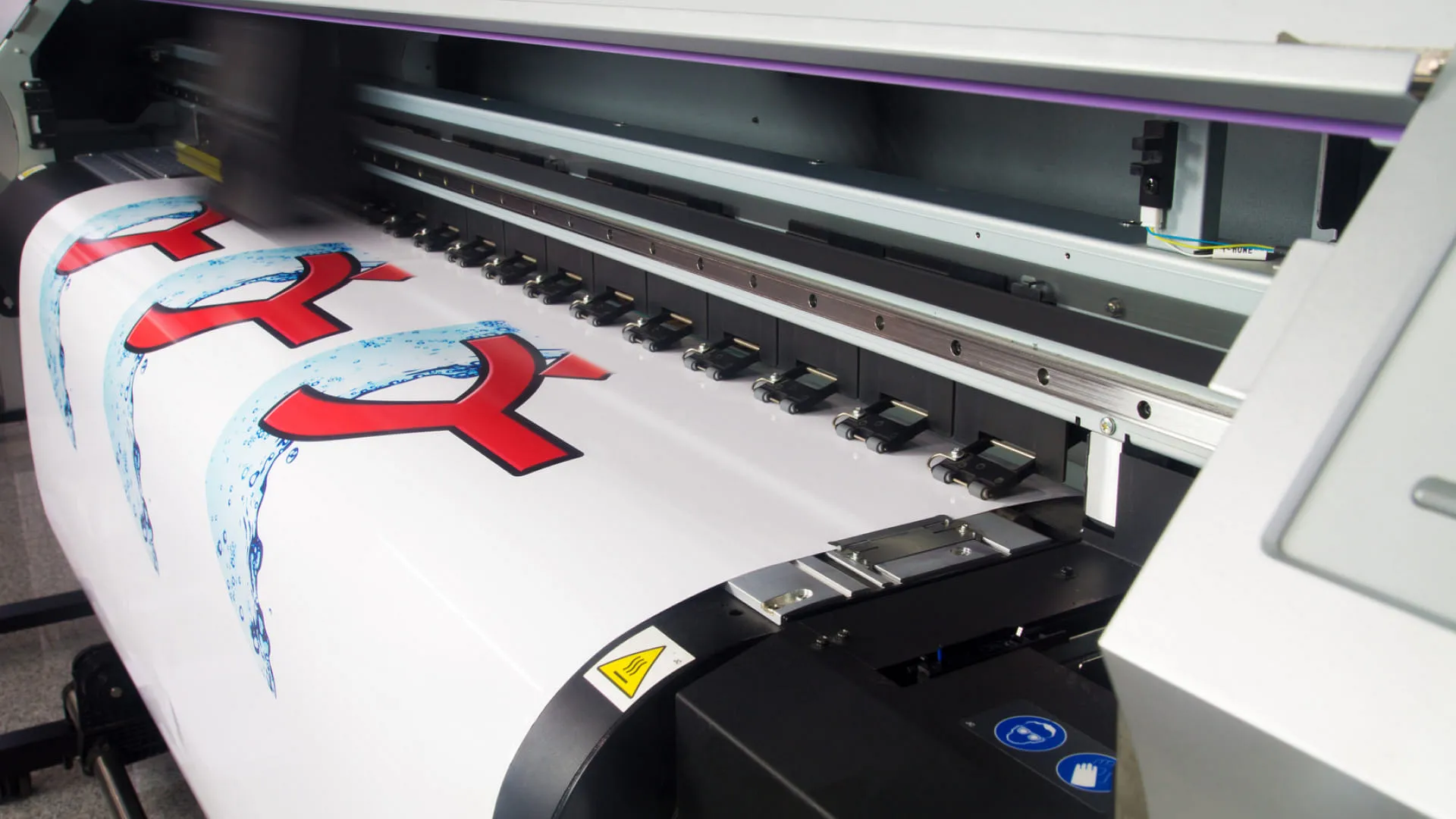 Großformatdrucker mit buntem Druckmedium