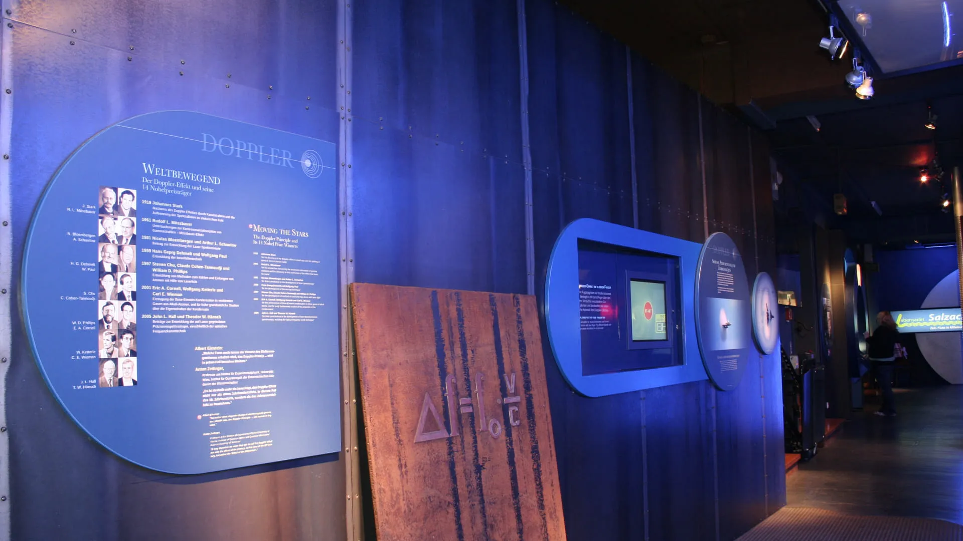 Interaktive Ausstellung mit blauen Wänden und Bildschirmen