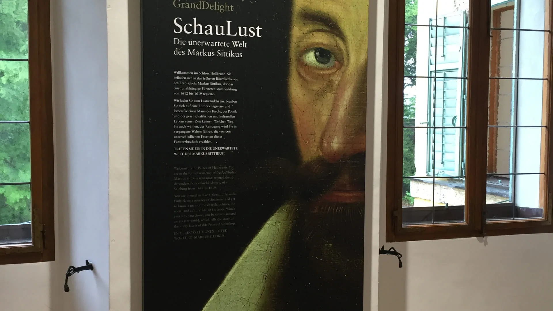 Ausstellungstafeln mit Text und Kunstwerk im Raum