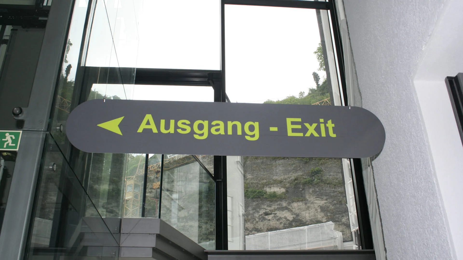 Hinweisschild mit Richtung Ausgang - Exit