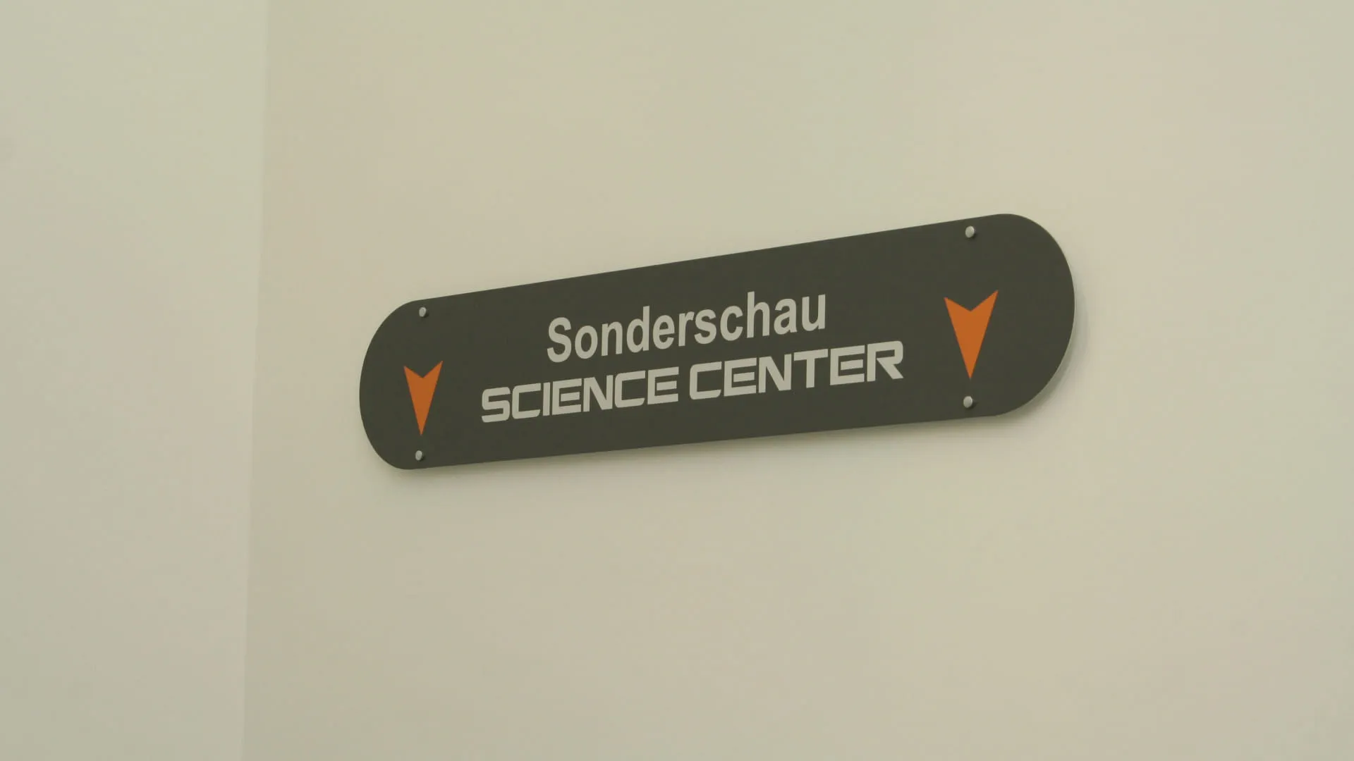 Schild des Sonderschau Science Center an der Wand