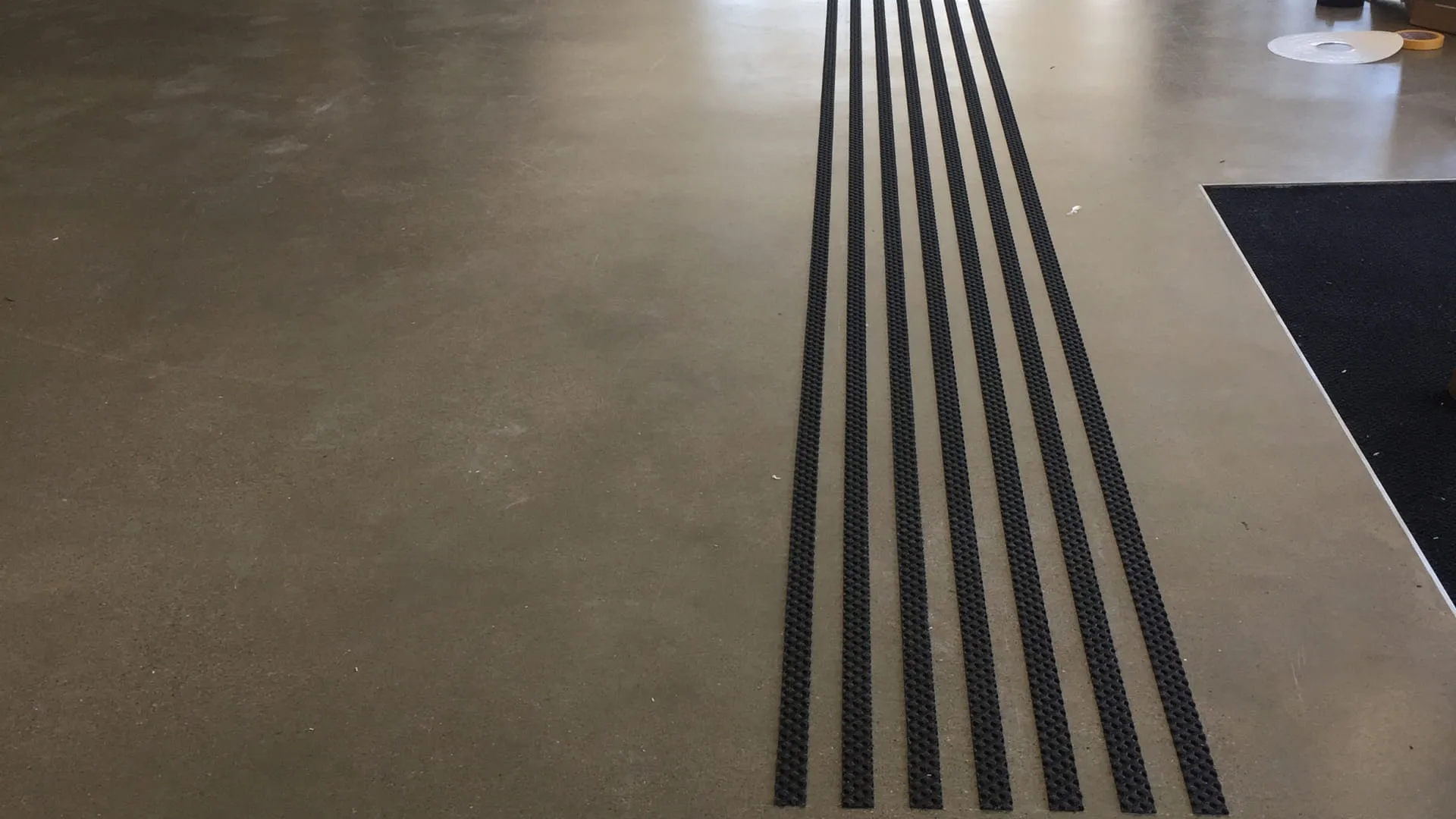 Schwarze Linien auf einem glatten Fußboden in einem Innenraum